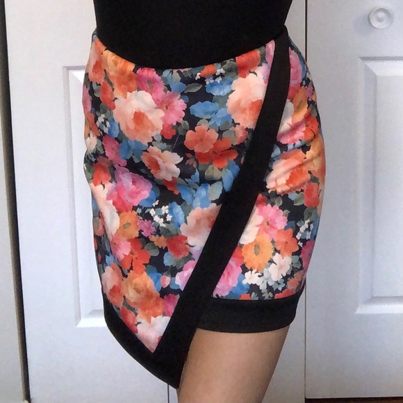Floral assymmetrical mini skirt - Picture 2 of 3